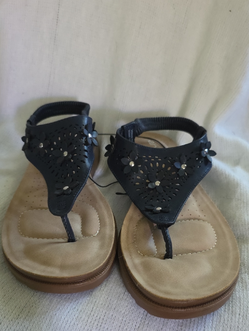 Annie Black Floral Cutout Thong Sandals. Size 8 NWOB